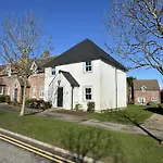 Greenwich - Part Of The The Bay Filey Village With Pool, Gym And Direct Access, Pub, Restaurant, Tennis And Meadows Walks Reighton