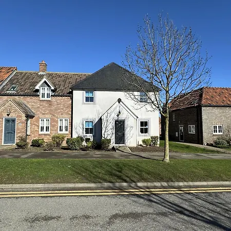 Greenwich - Part Of The The Bay Filey Village With Pool, Gym And Direct Access, Pub, Restaurant, Tennis And Meadows Walks *